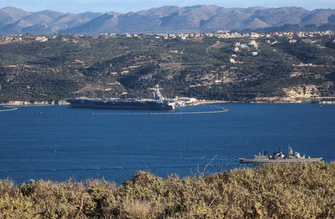 Kapal induk AS USS Gerald Ford terlihat berlabuh di Teluk Souda di pulau Kreta, Yunani, Mediterania, Selasa (24/02/2026).