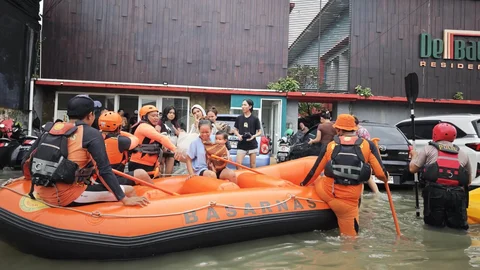 Tim SAR gabungan mengevakuasi korban banjir di wilayah Campuhan, Dewi Sri, Legian, Kecamatan Kuta, Kabupaten Badung, Bali, pada Selasa (24/2).