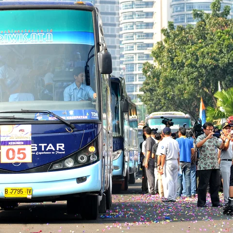 Sejumlah bus mudik gratis diberangkatkan dari kawasan Parkir Timur Senayan, Jakarta, Sabtu (11/7/2015). 30.648 pemudik mengikuti mudik gratis yang diselenggarakan Jasa Raharja. (Liputan6.com/Yoppy Renato)
