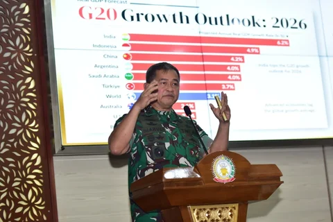 Kepala Staf Angkatan Darat Maruli Simanjuntak memberikan pembekalan kepada Perwira Siswa Pendidikan Reguler LXVII Sekolah Staf dan Komando Angkatan Darat di Bandung, Selasa, (24/02/2026).