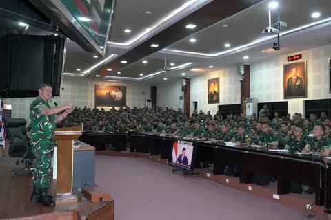 Kepala Staf Angkatan Darat Maruli Simanjuntak memberikan pembekalan kepada Perwira Siswa Pendidikan Reguler LXVII Sekolah Staf dan Komando Angkatan Darat di Bandung, Selasa, (24/02/2026).