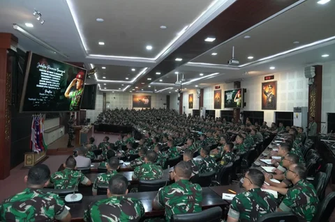 Kepala Staf Angkatan Darat Maruli Simanjuntak memberikan pembekalan kepada Perwira Siswa Pendidikan Reguler LXVII Sekolah Staf dan Komando Angkatan Darat di Bandung, Selasa, (24/02/2026).