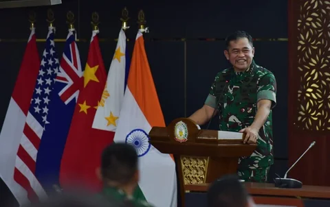 Kepala Staf Angkatan Darat Maruli Simanjuntak memberikan pembekalan kepada Perwira Siswa Pendidikan Reguler LXVII Sekolah Staf dan Komando Angkatan Darat di Bandung, Selasa, (24/02/2026).