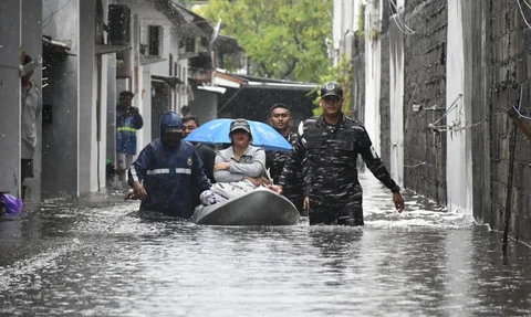 Personel Pangkalan TNI Angkatan Laut Bali mengevakuasi warga terdampak banjir di Sesetan, Denpasar Selatan, Selasa (24/02/2026).