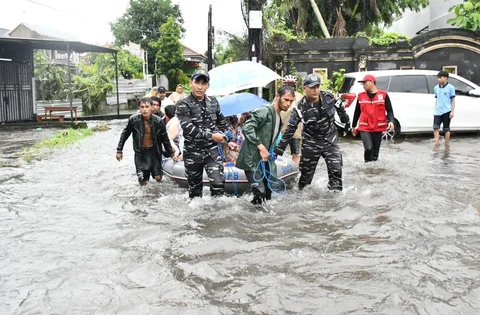 Personel Pangkalan TNI Angkatan Laut Bali mengevakuasi warga terdampak banjir di Sesetan, Denpasar Selatan, Selasa (24/02/2026).