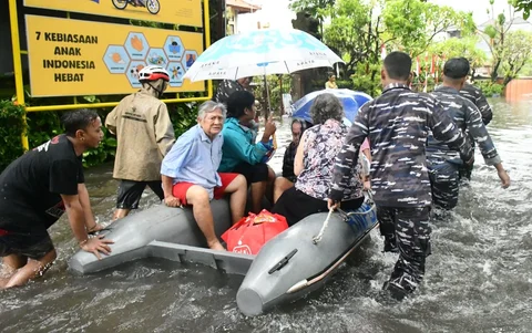 Personel Pangkalan TNI Angkatan Laut Bali mengevakuasi warga terdampak banjir di Sesetan, Denpasar Selatan, Selasa (24/02/2026).