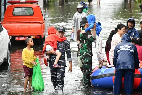 Personel Pangkalan TNI Angkatan Laut Bali mengevakuasi warga terdampak banjir di Sesetan, Denpasar Selatan, Selasa (24/02/2026).