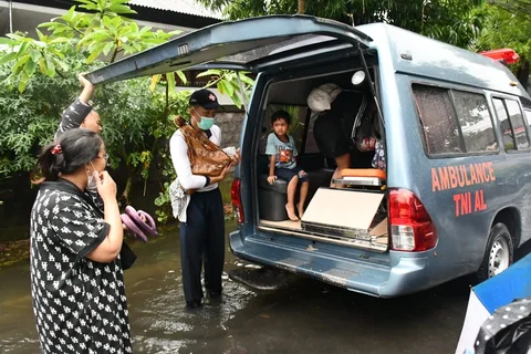 Personel Pangkalan TNI Angkatan Laut Bali mengevakuasi warga terdampak banjir di Sesetan, Denpasar Selatan, Selasa (24/02/2026).