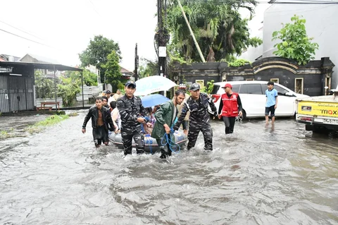 Aksi Prajurit TNI AL Evakuasi Warga Terjebak Banjir di Denpasar
