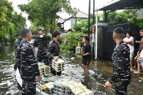 Aksi Prajurit TNI AL Evakuasi Warga Terjebak Banjir di Denpasar