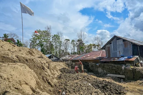 Seorang warga menggali lumpur yang mengeras dari rumahnya yang rusak akibat banjir bandang di Meurah Dua, distrik Pidie Jaya, provinsi Aceh,  Sabtu (21/02/2026).