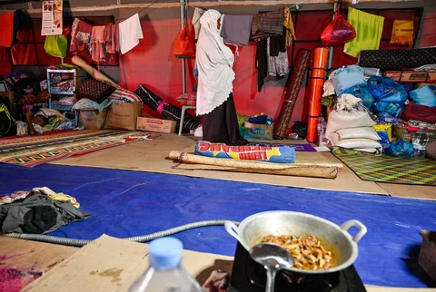 Seorang wanita melakukan shalat  Ashar di sela waktu menyediakan hidangan buka puasa di dalam tenda yang menampung para korban banjir di Meurah Dua, distrik Pidie Jaya, provinsi Aceh.  Sabtu (21/02/2026).