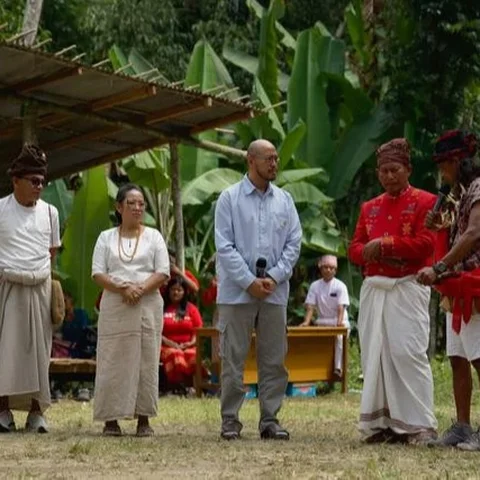 Pandji Pragiwaksono menghadiri persidangan adat atau Ma'Buak Burun Mangkali Oto' yang bertempat di Tongkonan Layuk Kaero, Sangalla, Selasa (10/2/2026). (Foto: Aliansi Masyarakat Adat Nusa