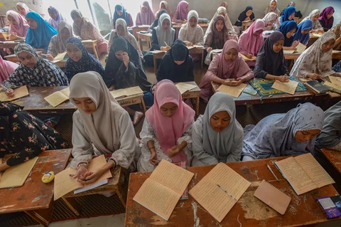 Santriwati mengikuti kegiatan belajar mengajar kajian  kitab kuning Ayyuhal Walad  di Ponpes Sirajussa&rsquo; Adah di Limo, Depok,  Jawa Barat, Kamis (26/2/2026).
