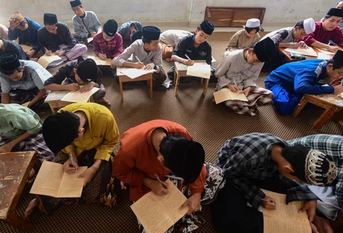 Santri  mengikuti kegiatan belajar mengajar kajian  kitab kuning Ayyuhal Walad  di Ponpes Sirajussa&rsquo; Adah di Limo, Depok,  Jawa Barat, Kamis (26/2/2026).