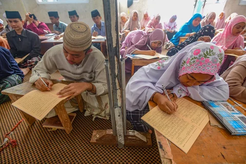 Santri dan santriwati mengikuti kegiatan belajar mengajar kajian  kitab kuning Ayyuhal Walad  di Ponpes Sirajussa&rsquo; Adah di Limo, Depok,  Jawa Barat, Kamis (26/2/2026).