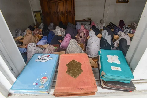 Santriwati mengikuti kegiatan belajar mengajar kajian  kitab kuning Ayyuhal Walad  di Ponpes Sirajussa&rsquo; Adah di Limo, Depok,  Jawa Barat, Kamis (26/2/2026). mengikuti kegiatan belajar mengajar kajian  kitab kuning Ayyuhal Walad  di Ponpes Sirajussa&rsquo; Adah di Limo, Depok,  Jawa Barat, Kamis (26/2/2026).