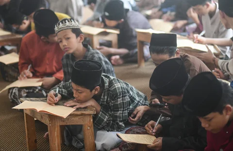 Santri  mengikuti kegiatan belajar mengajar kajian  kitab kuning Ayyuhal Walad  di Ponpes Sirajussa&rsquo; Adah di Limo, Depok,  Jawa Barat, Kamis (26/2/2026).