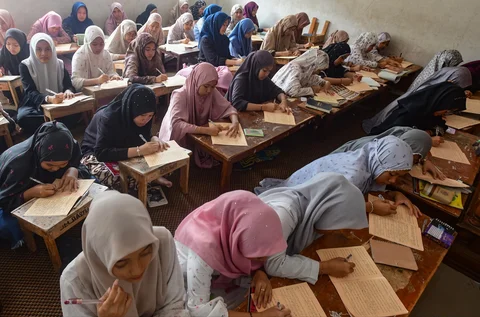 Santriwati mengikuti kegiatan belajar mengajar kajian  kitab kuning Ayyuhal Walad  di Ponpes Sirajussa&rsquo; Adah di Limo, Depok,  Jawa Barat, Kamis (26/2/2026). mengikuti kegiatan belajar mengajar kajian  kitab kuning Ayyuhal Walad  di Ponpes Sirajussa&rsquo; Adah di Limo, Depok,  Jawa Barat, Kamis (26/2/2026).