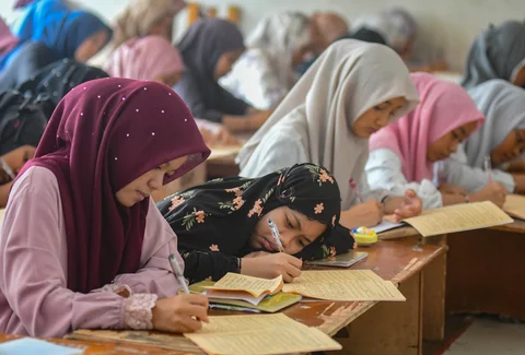 Santriwati mengikuti kegiatan belajar mengajar kajian  kitab kuning Ayyuhal Walad  di Ponpes Sirajussa&rsquo; Adah di Limo, Depok,  Jawa Barat, Kamis (26/2/2026).mengikuti kegiatan belajar mengajar kajian  kitab kuning Ayyuhal Walad  di Ponpes Sirajussa&rsquo; Adah di Limo, Depok,  Jawa Barat, Kamis (26/2/2026).