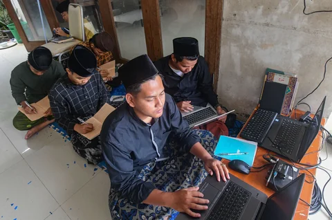 Santri mengikuti kegiatan belajar mengajar kajian  kitab kuning Ayyuhal Walad  di Ponpes Sirajussa&rsquo; Adah di Limo, Depok,  Jawa Barat, Kamis (26/2/2026).