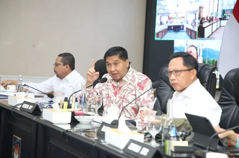 Mendagri Tito Karnavian saat memimpin Rapat Koordinasi Persiapan dan Laporan Pembangunan Huntap