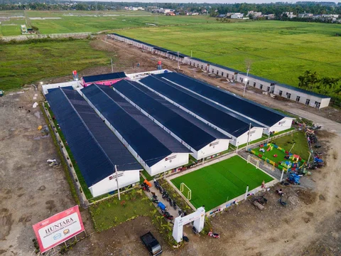 Foto udara menunjukkan perumahan sementara yang dibangun oleh badan investasi pemerintah, Danantara, untuk para korban banjir di Meureudu, distrik Pidie Jaya, Aceh, (22/02/2026).