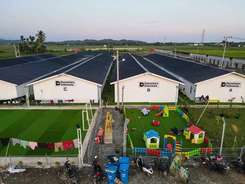 Foto udara menunjukkan perumahan sementara yang dibangun oleh badan investasi pemerintah, Danantara, untuk para korban banjir di Meureudu, distrik Pidie Jaya, Aceh, (22/02/2026).