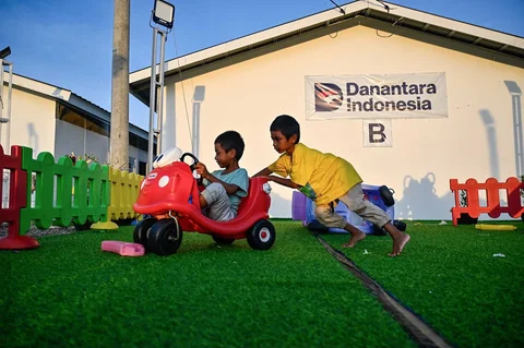 Anak-anak berinteraksi di taman bermain di perumahan sementara untuk korban banjir di Meureudu, distrik Pidie Jaya,  Aceh, (22/02/2026).