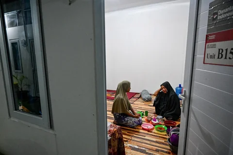 Warga yang mengungsi terlihat di tempat tinggal sementara bagi para penyintas banjir di Meureudu, distrik Pidie Jaya, Aceh, (22/02/2026).