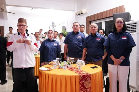 Sejumlah pengurus Persatuan Bola Voli Seluruh Indonesia (PBVSI) saat menghadiri kegiatan syukuran HUT ke-71 PBVSI di Gedung Serbaguna Padepokan Voli Sentul, Bogor, Kamis (26/02/2026).