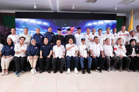 Ketua Umum Persatuan Bola Voli Seluruh Indonesia (PBVSI). Imam Sudjarwo bersama para pengurus berfoto bersama saat kegiatan syukuran HUT ke-71 PBVSI di Gedung Serbaguna Padepokan Voli Sentul, Bogor, Kamis (26/2/2026).
