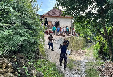 Personel Pos TNI AL Nusa Penida dan Koramil 1610-04/Nusa Penida bersama warga melakukan pembersihan material longsor yang menimpa rumah di Banjar Buah, Dusun Lemo, Nusa Penida, Bali, Kamis (26/02/2026).