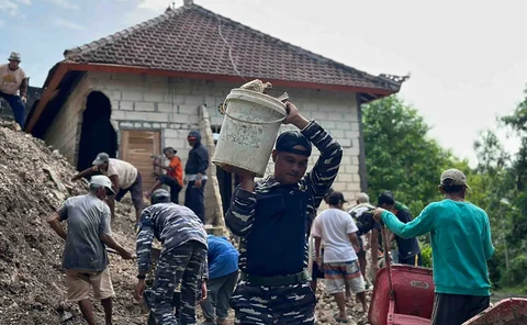 Personel Pos TNI AL Nusa Penida dan Koramil 1610-04/Nusa Penida bersama warga melakukan pembersihan material longsor yang menimpa rumah di Banjar Buah, Dusun Lemo, Nusa Penida, Bali, Kamis (26/02/2026).