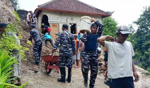 Personel Pos TNI AL Nusa Penida dan Koramil 1610-04/Nusa Penida bersama warga melakukan pembersihan material longsor yang menimpa rumah di Banjar Buah, Dusun Lemo, Nusa Penida, Bali, Kamis (26/02/2026).