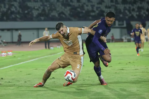 Pemain Dewa United, Nick Anna Maria Francois Kuipers (kiri) berebut bola dengan Rayco Rodriguez Medina (Persita) dalam lanjutan BRI Super League 2025/2026 di Stadion Indomilk Arena, Tangerang, Banten, Kamis (26/2/2026).
