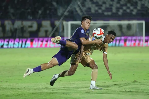 Pemain Persita berebut bola pemain Dewa United dalam lanjutan BRI Super League 2025/2026 di Stadion Indomilk Arena, Tangerang, Banten, Kamis (26/2/2026).