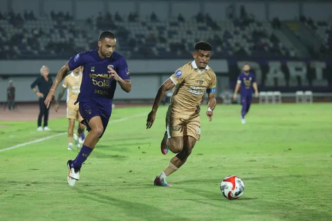 Pemain Dewa United, Ricky Kambuaya (kanan) berebut bola dengan pemain Persita dalam lanjutan BRI Super League 2025/2026 di Stadion Indomilk Arena, Tangerang, Banten, Kamis (26/2/2026).