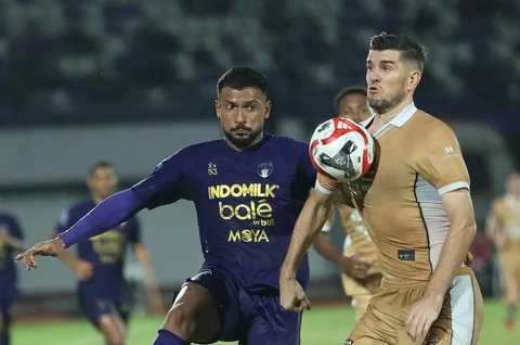 Pemain Persita berebut bola pemain Dewa United dalam lanjutan BRI Super League 2025/2026 di Stadion Indomilk Arena, Tangerang, Banten, Kamis (26/2/2026).