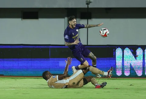 Pemain Persita berebut bola pemain Dewa United dalam lanjutan BRI Super League 2025/2026 di Stadion Indomilk Arena, Tangerang, Banten, Kamis (26/2/2026).