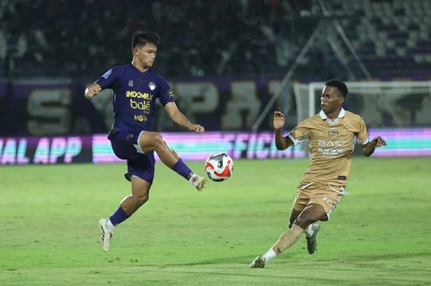 Pemain Persita, Hocky Caraka (kiri) berebut bola pemain Dewa United dalam lanjutan BRI Super League 2025/2026 di Stadion Indomilk Arena, Tangerang, Banten, Kamis (26/2/2026).