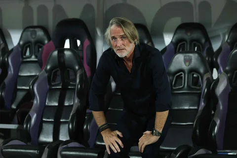Pelatih Dewa United, Jan Olde Riekerink saat memimpin laga melawan Persita pada lanjutan BRI Super League 2025/2026 di Stadion Indomilk Arena, Tangerang, Banten, Kamis (26/2/2026).