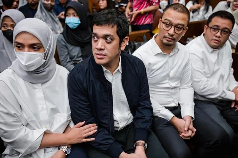 Muhammad Kerry Adrianto Riza, mantan Wakil Direktur Optimalisasi Produk di PT Kilang Pertamina Internasional sekaligus putra pengusaha Riza Chalid  bersama istrinya Atya Sardadi tiba di gedung Pengadilan Negeri Tindak Pidana Korupsi Jakarta untuk menjalani sidang pembacaan vonis kasus dugaan korupsi terkait Pertamina, Kamis (26/023/2026) malam.