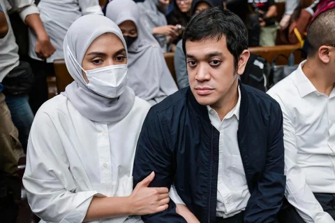 Muhammad Kerry Adrianto Riza, mantan Wakil Direktur Optimalisasi Produk di PT Kilang Pertamina Internasional sekaligus putra pengusaha Riza Chalid  bersama istrinya Atya Sardadi tiba di gedung Pengadilan Negeri Tindak Pidana Korupsi Jakarta untuk menjalani sidang pembacaan vonis kasus dugaan korupsi terkait Pertamina, Kamis (26/023/2026) malam.