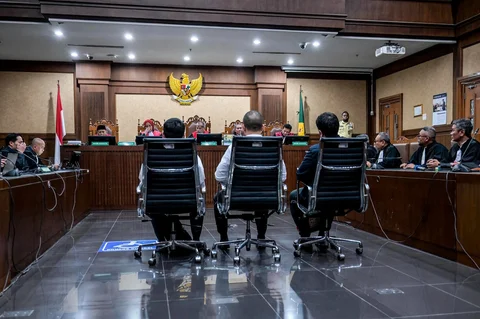 (Dari kiri depan) Dimas Ismoyo, mantan Spesialis Senior Optimasi Bahan Baku di PT Kilang Pertamina Internasional; Gading Ramadhani, mantan Spesialis Optimasi Bahan Baku di perusahaan yang sama; serta Muhammad Kerry Adrianto Riza, mantan Wakil Direktur Optimasi Produk di PT Kilang Pertamina Internasional dan putra pengusaha Riza Chalid, menghadiri sidang pembacaan putusan kasus dugaan korupsi terkait Pertamina di gedung pengadilan Pengadilan Negeri Tindak Pidana Korupsi Jakarta, Kamis (26/023/2026) malam.