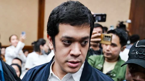 Muhammad Kerry Adrianto Riza, mantan Wakil Direktur Optimalisasi Produk di PT Kilang Pertamina Internasional sekaligus putra pengusaha Riza Chalid   tiba di gedung Pengadilan Negeri Tindak Pidana Korupsi Jakarta untuk menjalani sidang pembacaan vonis kasus dugaan korupsi terkait Pertamina, Kamis (26/023/2026) malam.