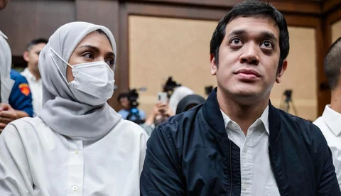 Muhammad Kerry Adrianto Riza, mantan Wakil Direktur Optimalisasi Produk di PT Kilang Pertamina Internasional sekaligus putra pengusaha Riza Chalid  bersama istrinya Atya Sardadi tiba di gedung Pengadilan Negeri Tindak Pidana Korupsi Jakarta untuk menjalani sidang pembacaan vonis kasus dugaan korupsi terkait Pertamina, Kamis (26/023/2026) malam.