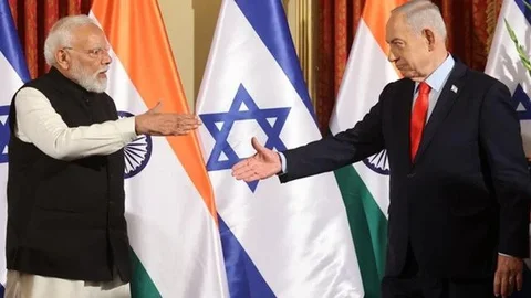 PM Israel Benjamin Netanyahu (kanan) hendak berjabat tangan dengan PM India Narendra Modi saat konferensi pers bersama di Yerusalem, Kamis (26/2/2026). (Dok. Gil Cohen Magen/Pool Photo via AP