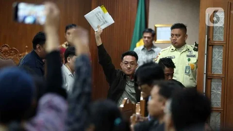 Delpedro Marhaen mengangkat tangan usai mengikuti sidang lanjutan dugaan penghasutan kerusuhan pada Agustus 2025 di Pengadilan Negeri Jakarta Pusat, Kamis (8/1/2026). Majelis Hakim Pengadilan