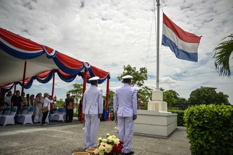 Para hadirin memberikan penghormatan kepada para prajurit Belanda yang gugur selama upacara peringatan 84 tahun Pertempuran Laut Jawa di pemakaman perang Belanda Ereveld di Surabaya, Jawa Timur, Jumat (27/2/2026).